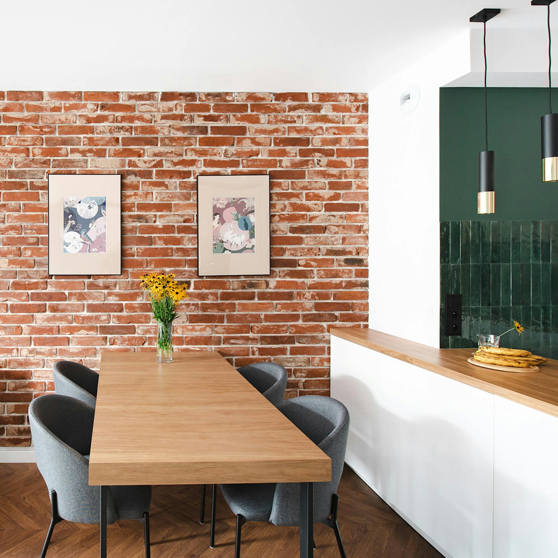 mały stół z drewnianym blatem obok aneksu kuchennego w salonie