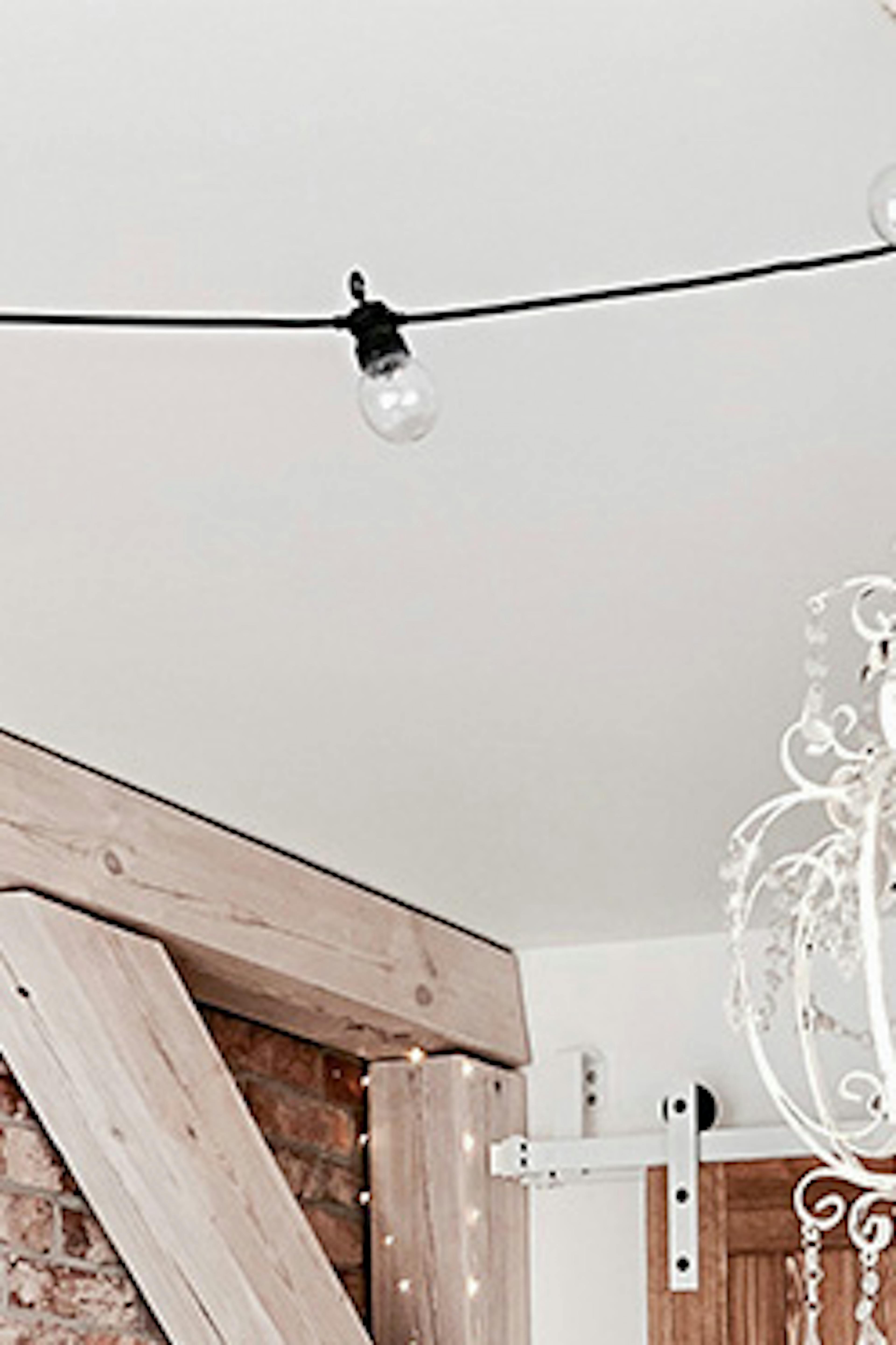 portes en bois à double battant fermant le renfoncement de la chambre rustique
