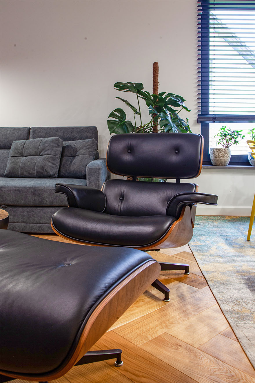 moderner Ledersessel mit Hocker im Wohnzimmer