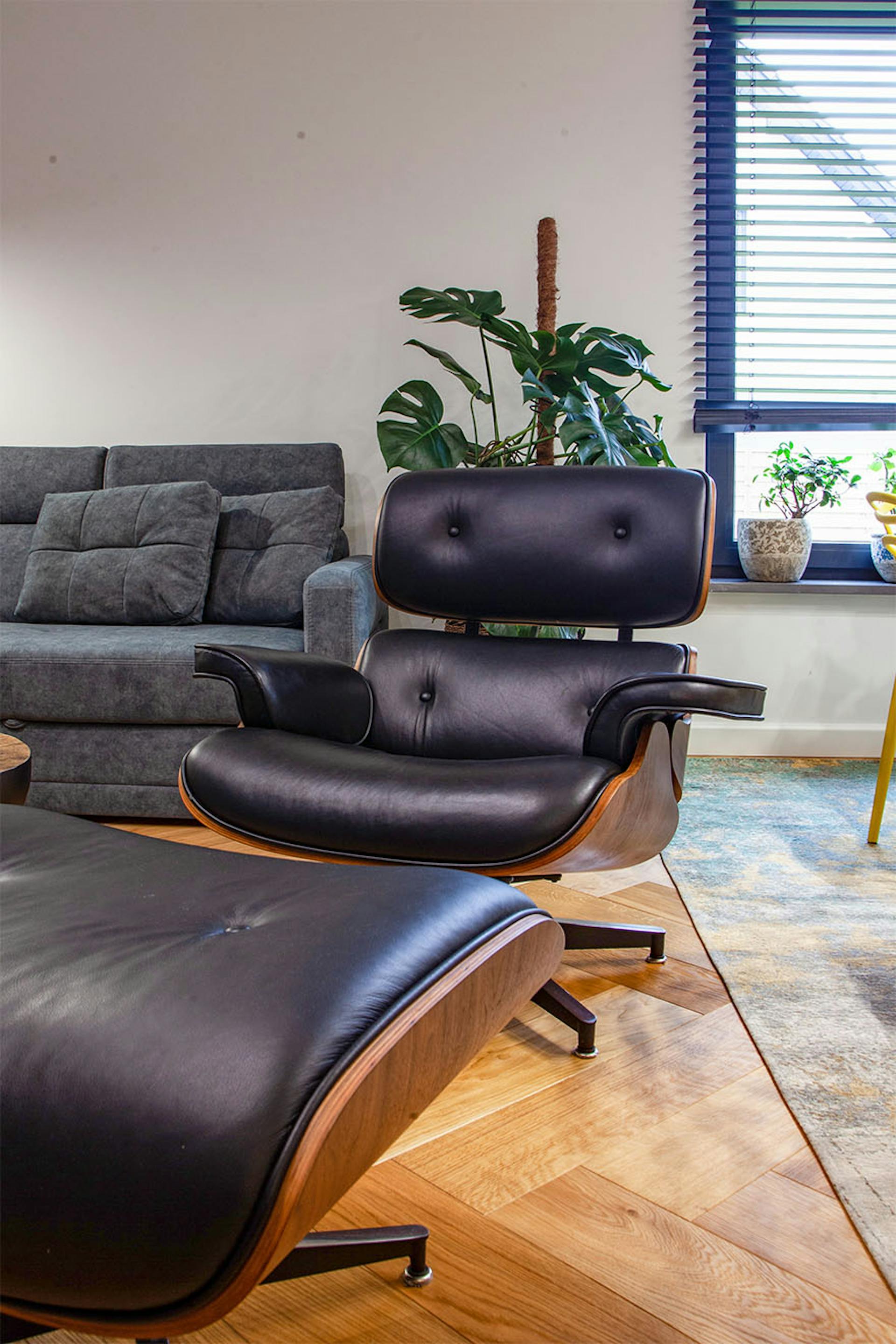 moderner Ledersessel mit Hocker im Wohnzimmer