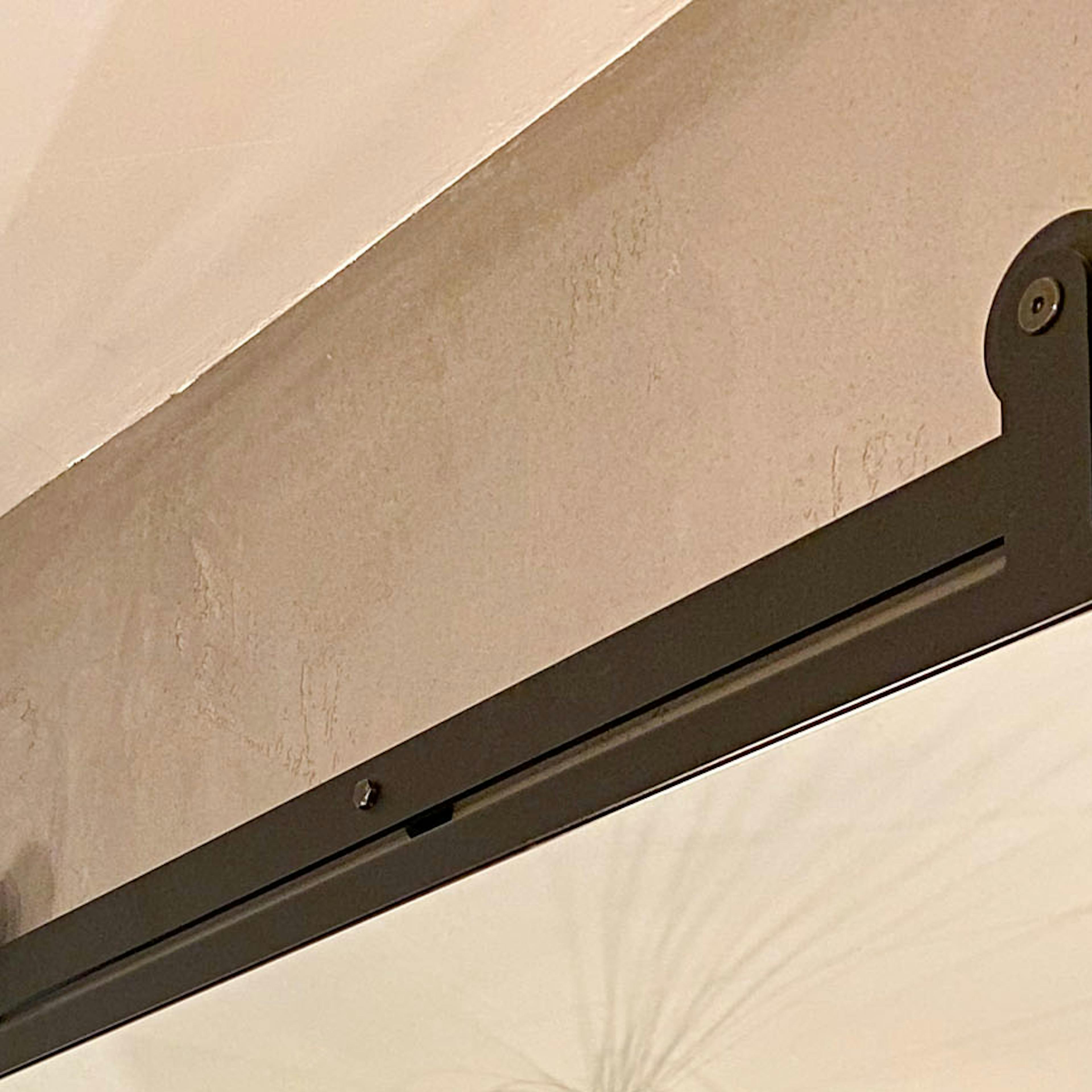 miroir coulissant dans un cadre en métal noir