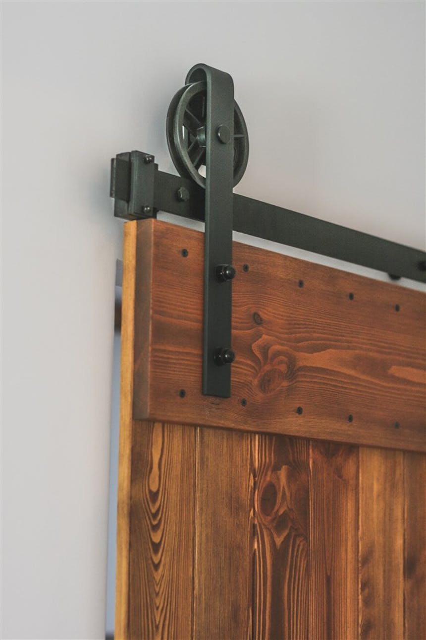 Schiebesystem, Aufhänger für Schiebetüren, Rollen für Schiebetüren, Schiebetür Führungsschiene, Schiebetür aus Massivholz, gebürstete Schiebetür, barn door