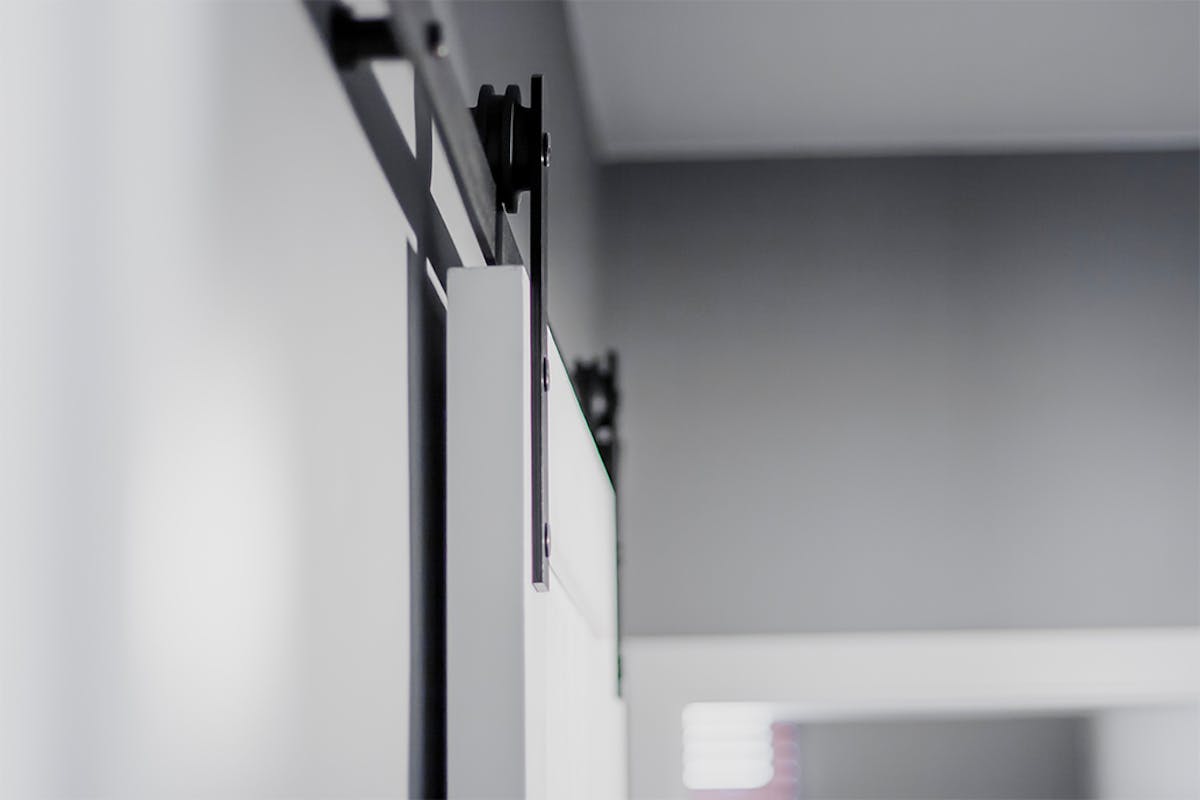 Schiebesystem, weiße Schiebetür, graue Wände in der Halle