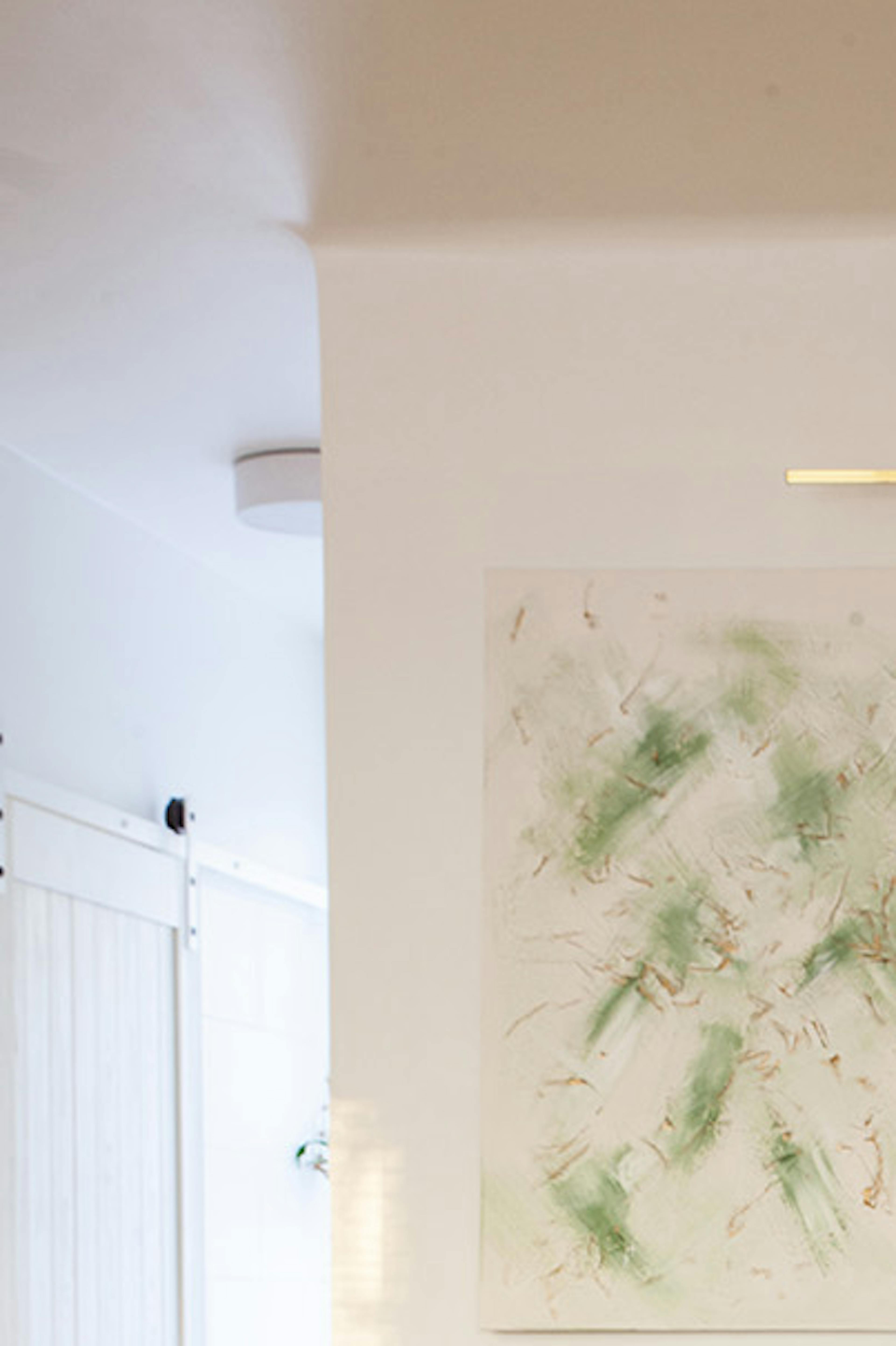 tableaux suspendus au-dessus d'un canapé lumineux dans le salon