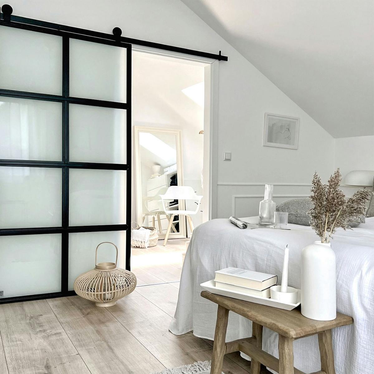 Schlafzimmer im Dachgeschoss mit Kleiderschrank und Schiebetüren, im Nordic Stil eingerichtet