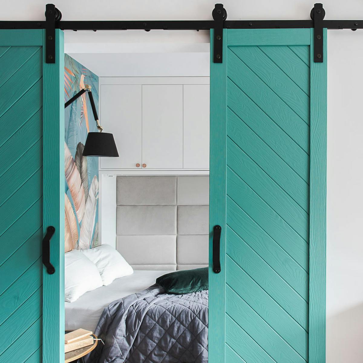 turkusowe podwójne drzwi przesuwne do sypialni