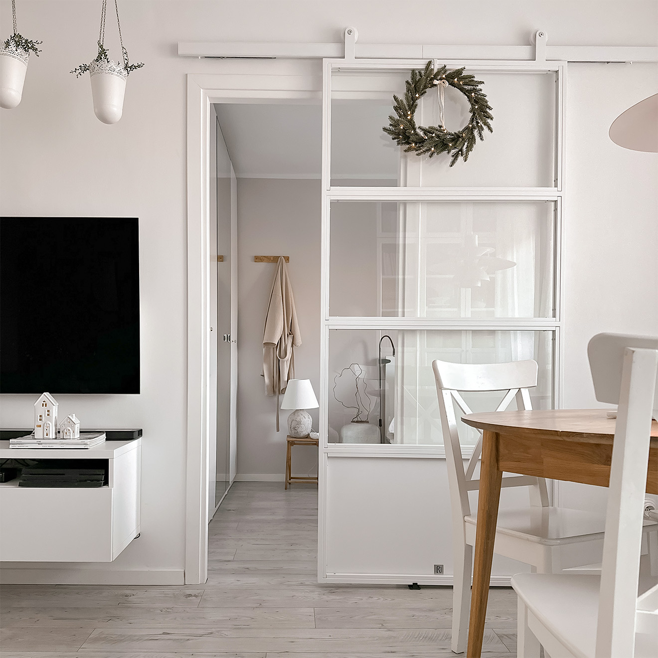 Blick vom Wohnzimmer auf die Schiebetür, die zum Schlafzimmer führt