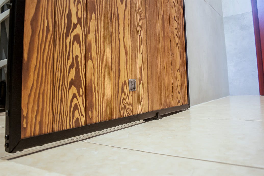 porte coulissante en bois dans un cadre en métal noir