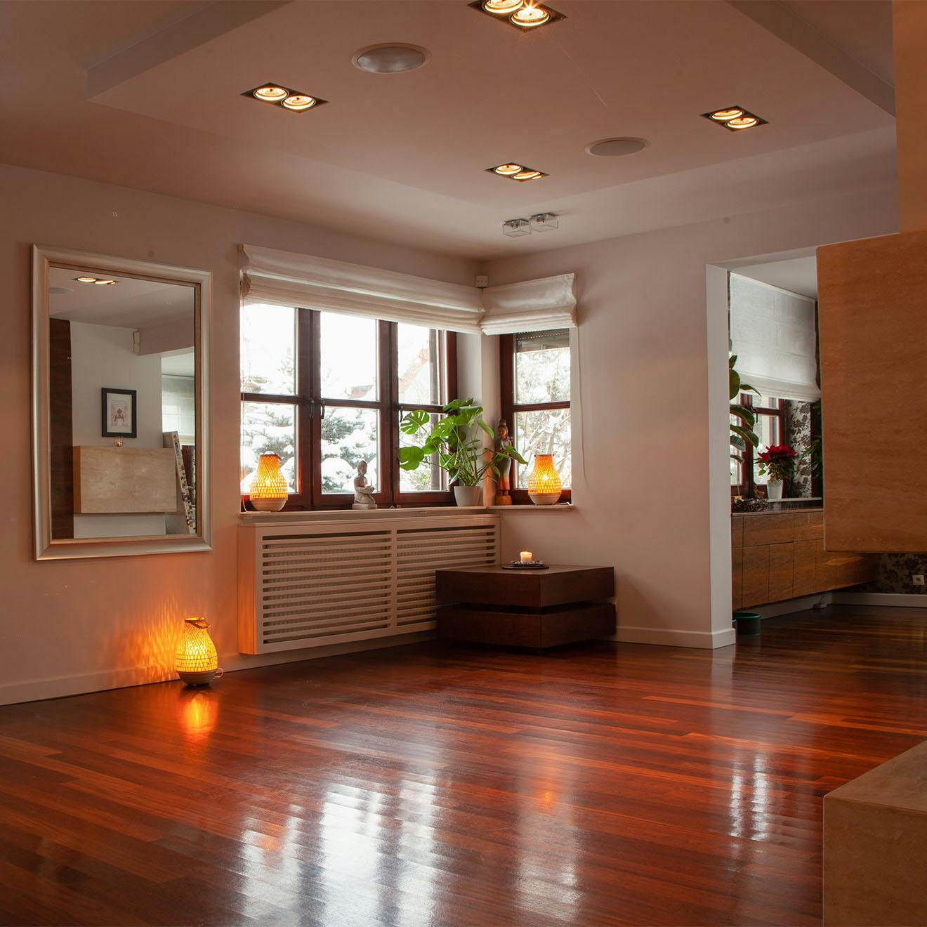 dunkler boden in der anordnung eines home yoga studios