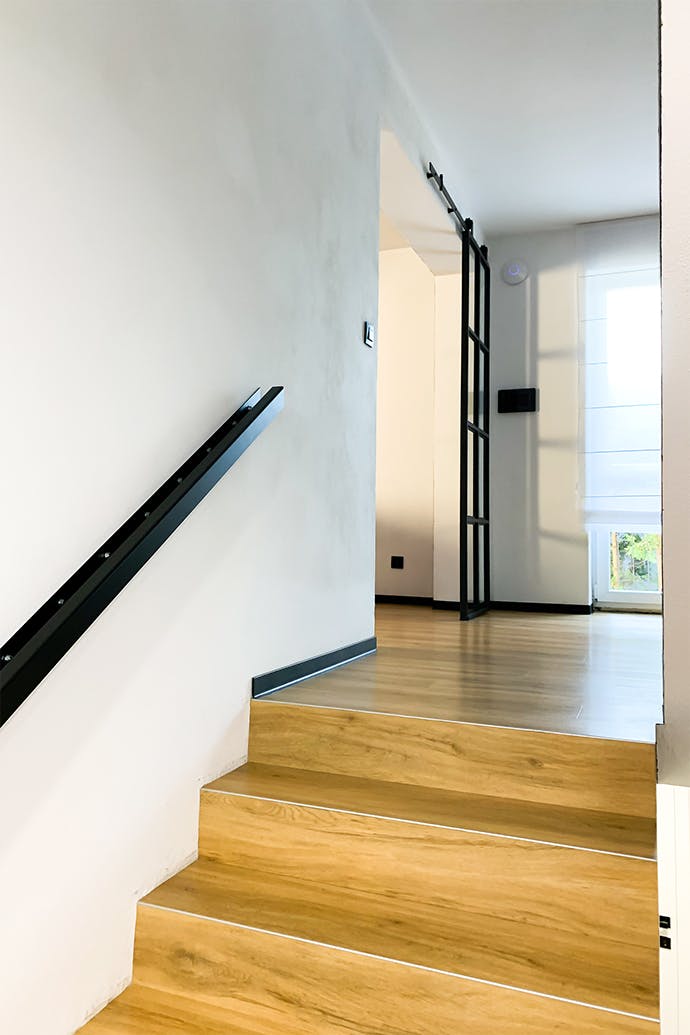 porte vitrée dans un cadre métallique, porte coulissante vitrée