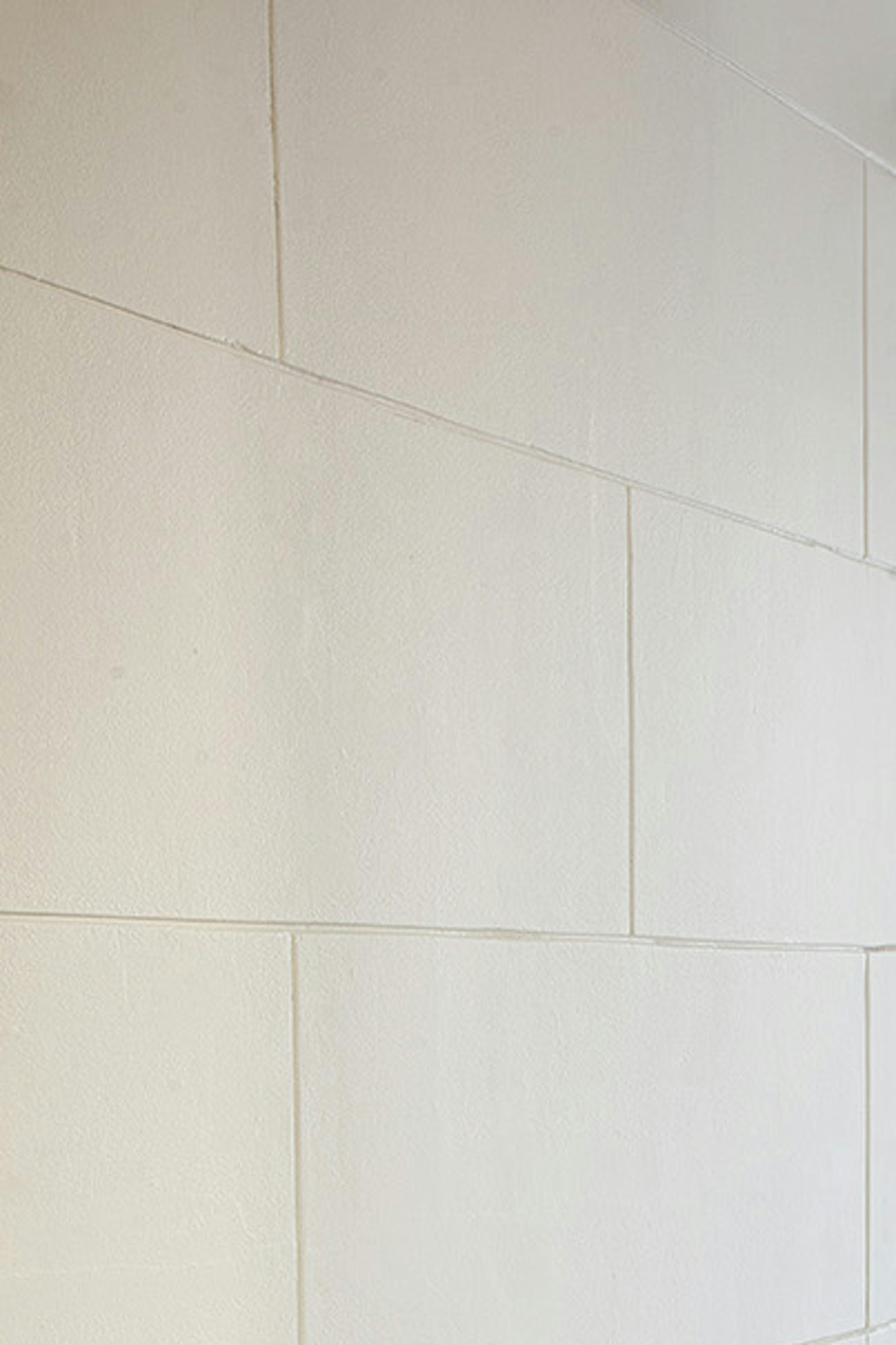 porte coulissante en bois blanche dans un couloir étroit