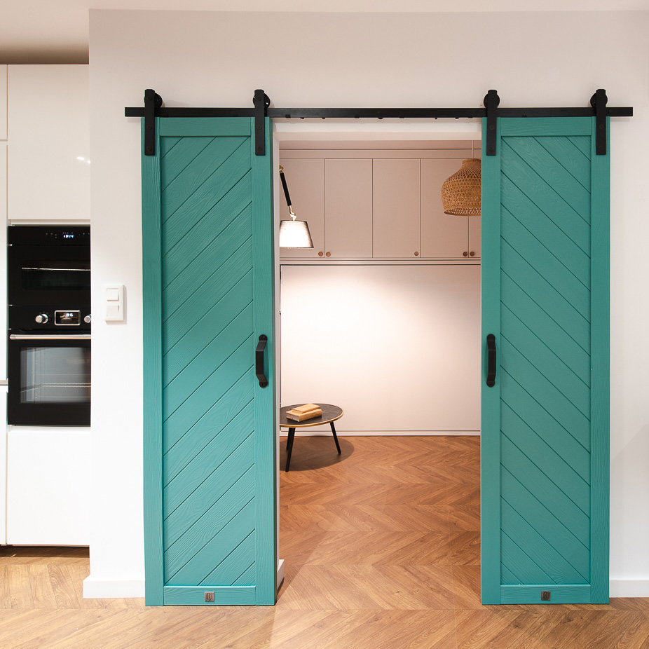 Türkisfarbene Doppeltüren zum Schlafzimmer