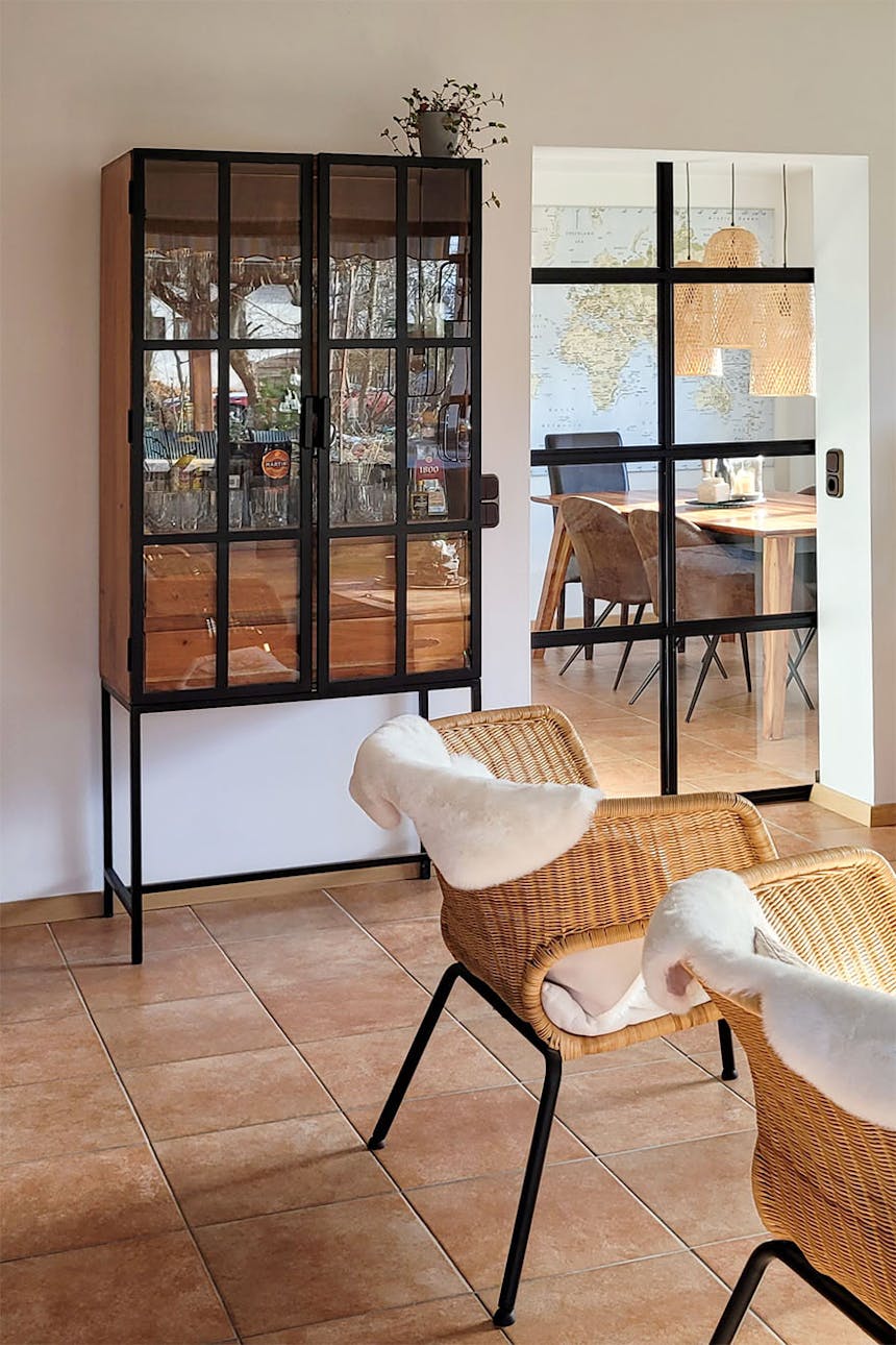 przeszklona witryna w stylu lat 80 tych