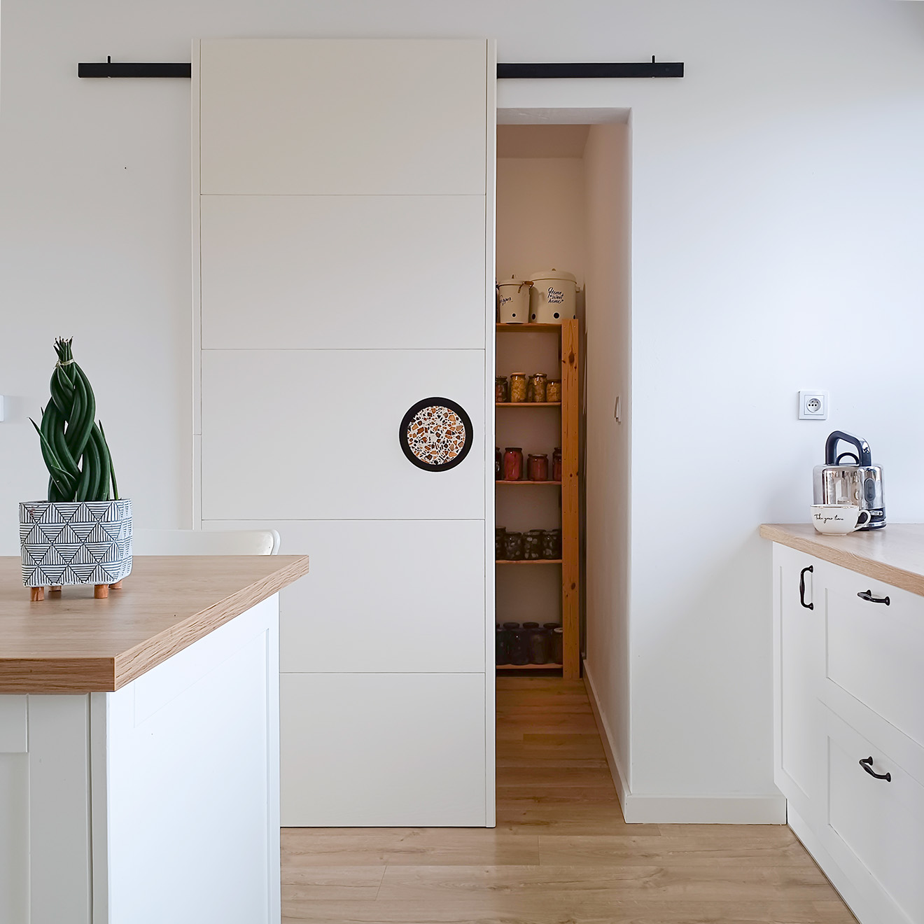 minimalistyczne białe drzwi przesuwne do spiżarni