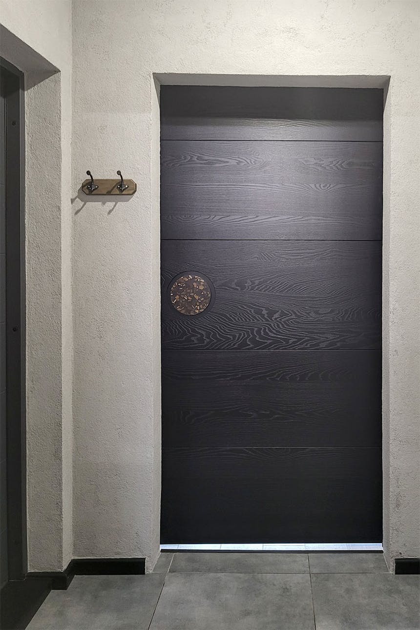 minimalistyczne czarne drzwi przesuwne w przedsionku