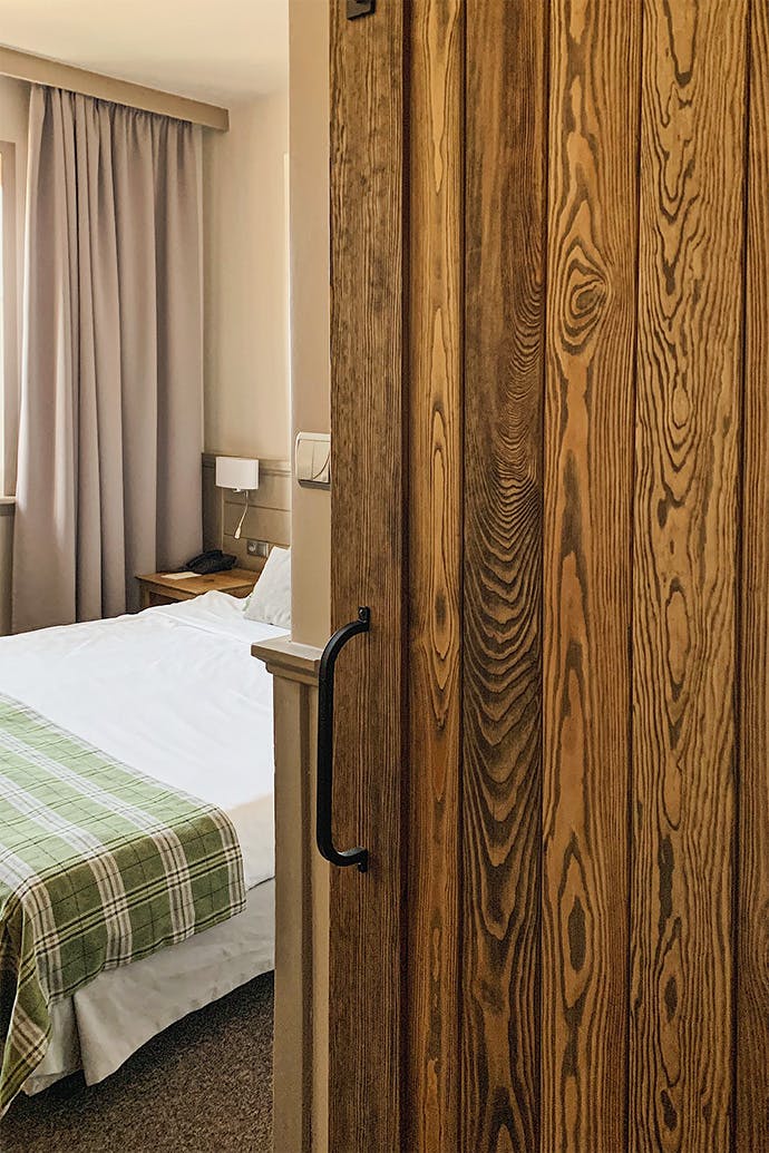 poignée noire pour portes coulissantes en bois