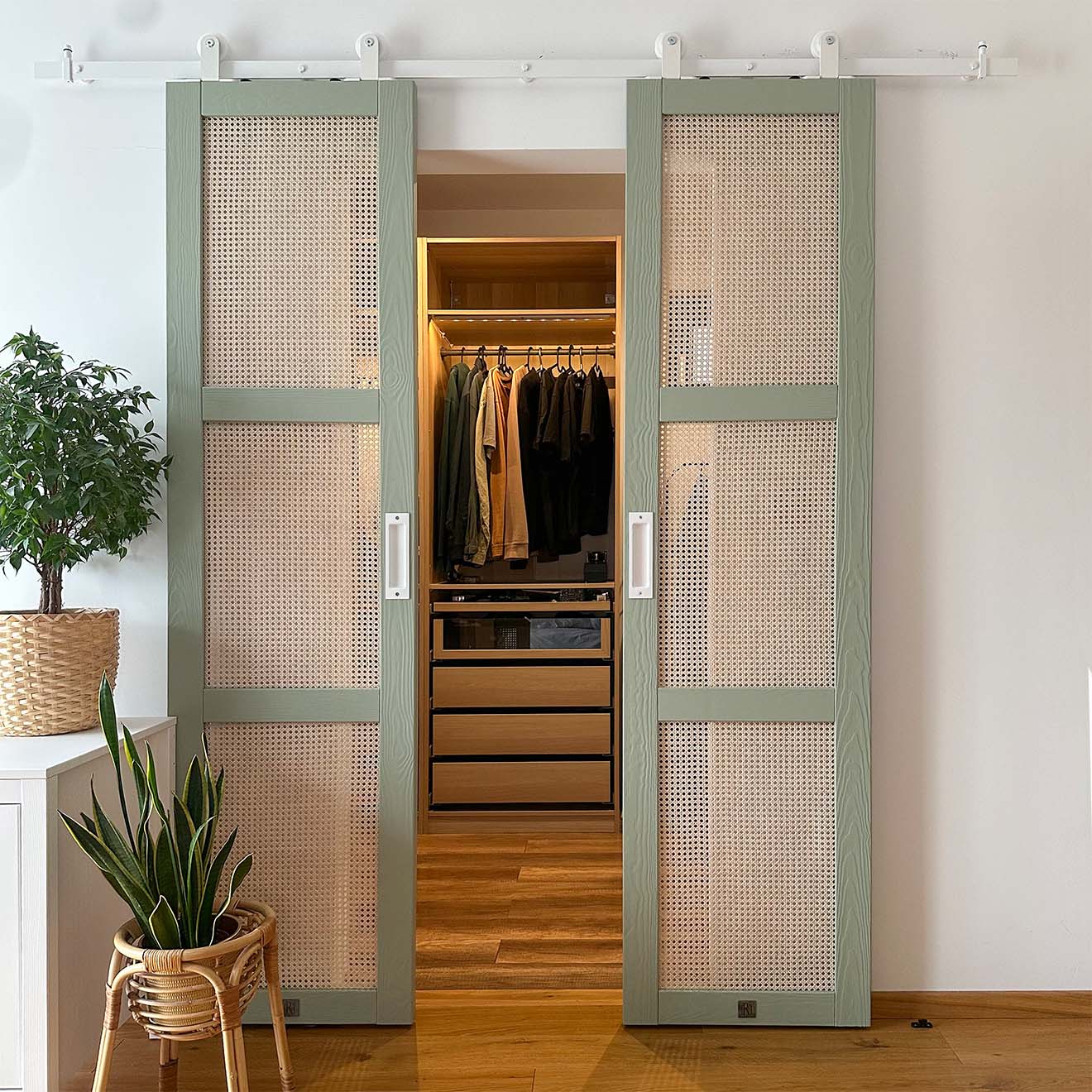 dwuskrzydłowe drzwi przesuwne z rattanem w wejściu do garderoby