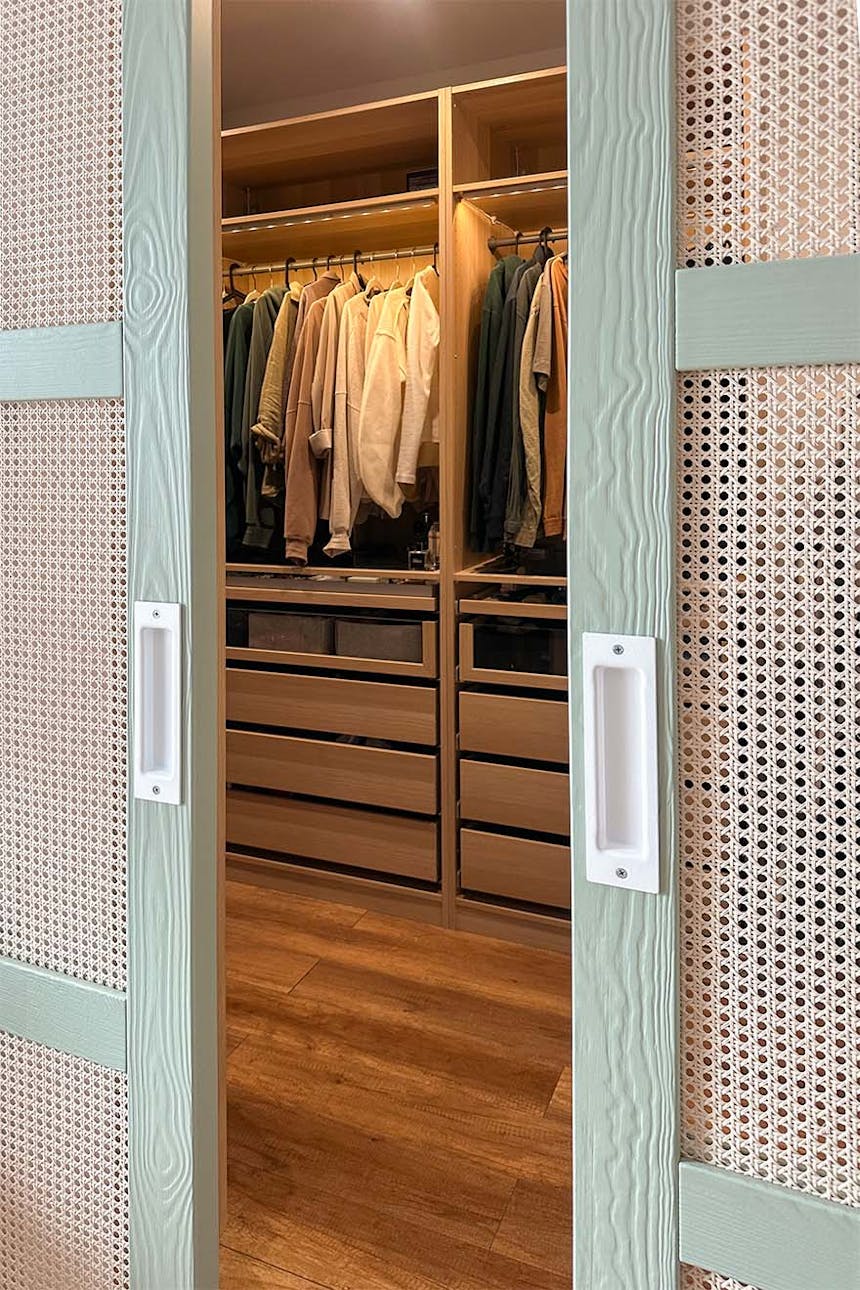 drzwi z plecionką rattanową zamykające wejście do garderoby