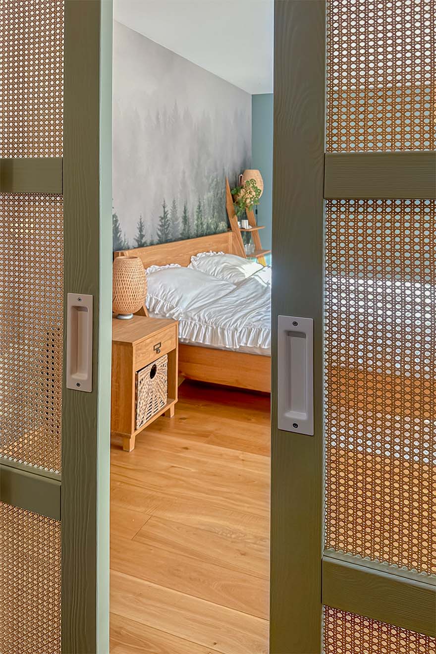 otwarte drzwi ukazujące fragment sypialni
