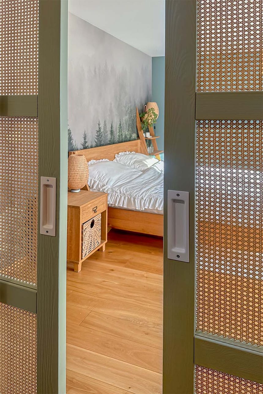 otwarte drzwi ukazujące fragment sypialni
