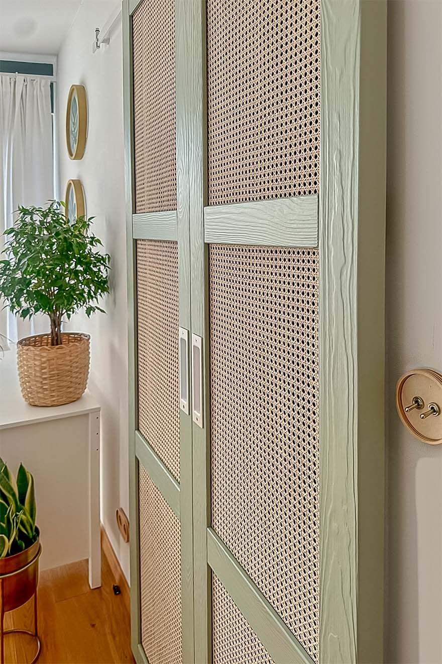drzwi z ramą w kolorze szałwiowym i wypełnieniem z rattanu