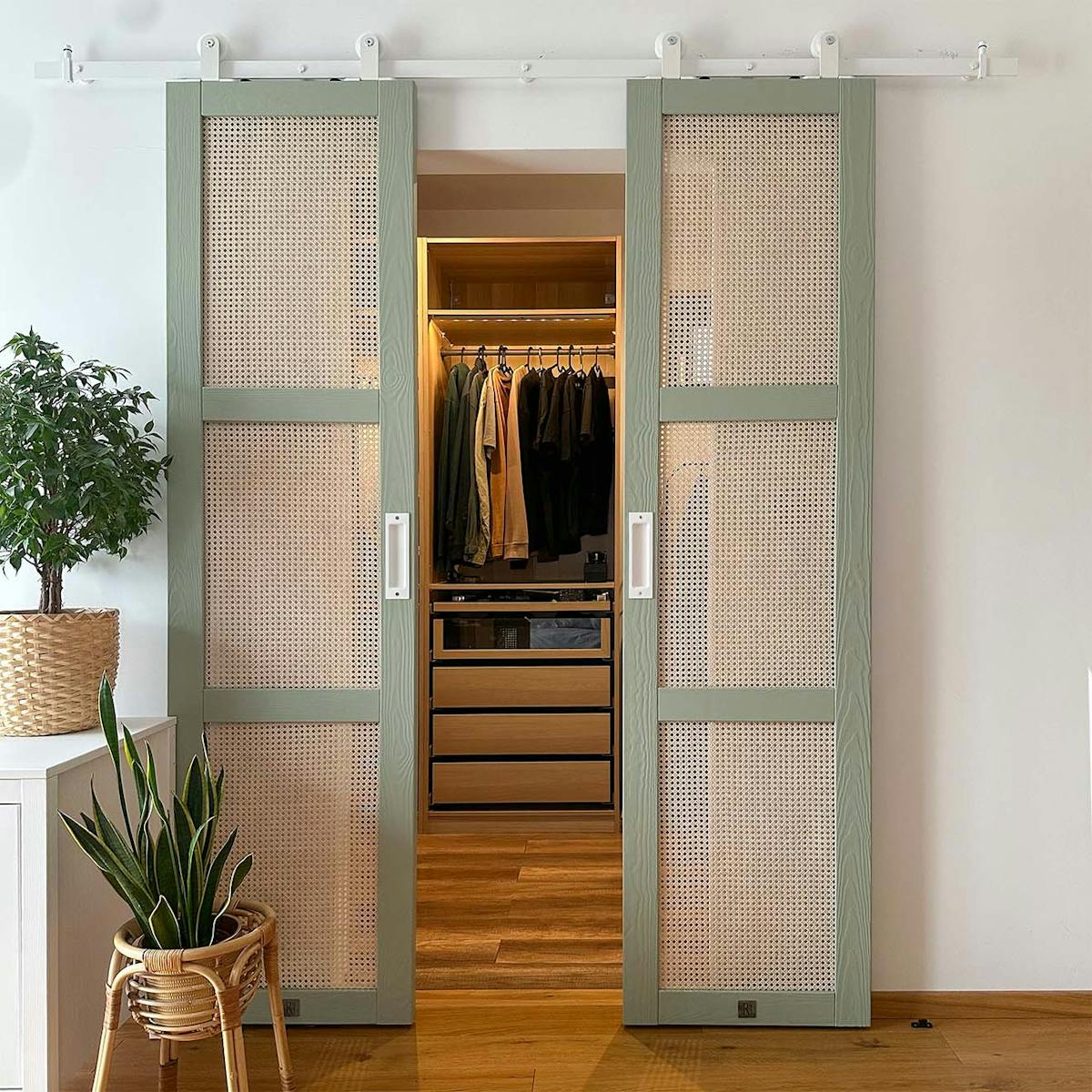 Doppelschiebetüren mit Rattan im Eingang zum Ankleidezimmer