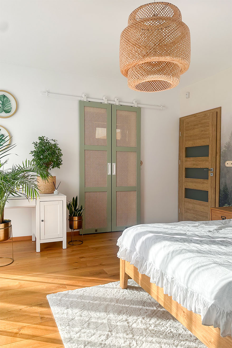 Rattan-Türen und Rattan-Accessoires im Schlafzimmer mit Ankleidezimmer