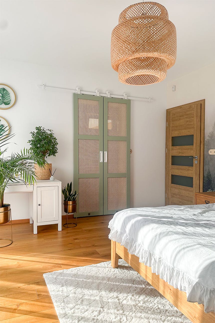 Rattan-Türen und Rattan-Accessoires im Schlafzimmer mit Ankleidezimmer