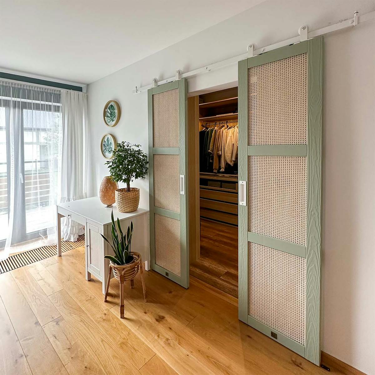 Doppeltüren mit Rattan, die zum Ankleidezimmer führen