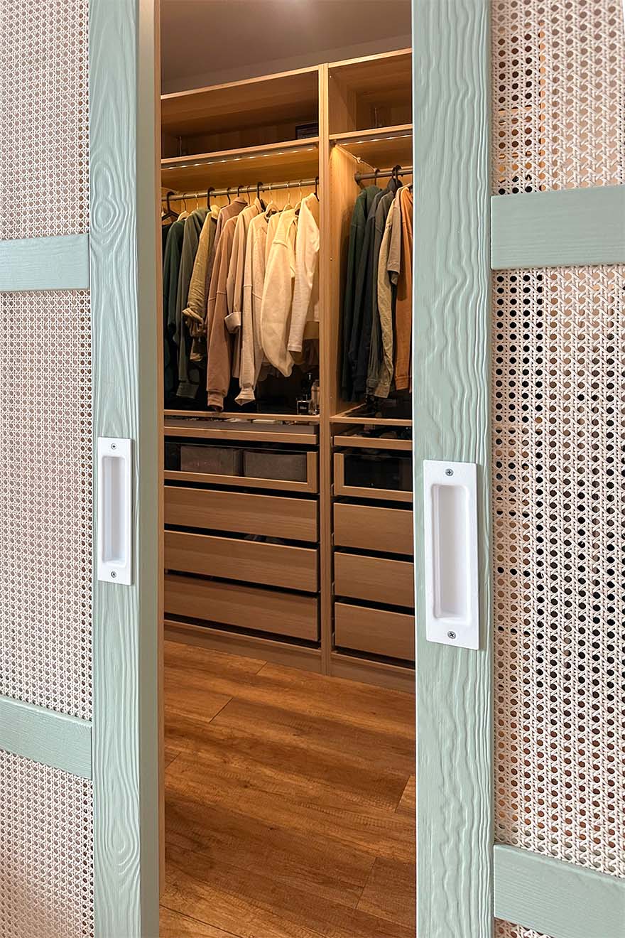 Eine Tür mit Rattangeflecht verschließt den Eingang zum Ankleidezimmer