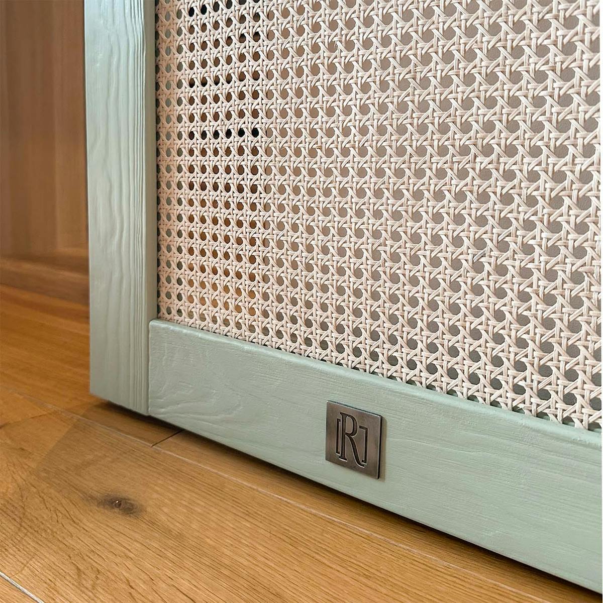 Rattangeflecht in einem salbeifarbenen Holzrahmen