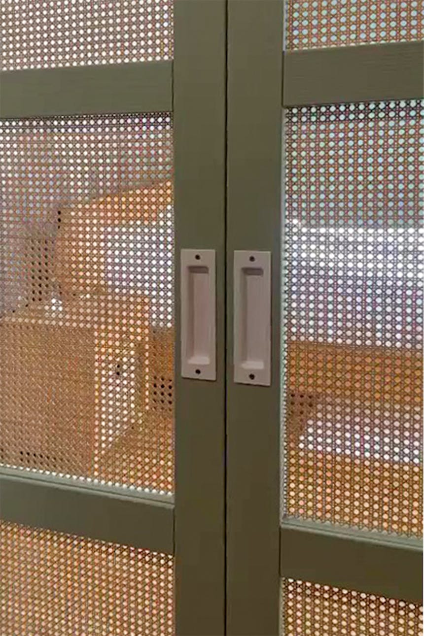 geschlossene Doppeltüren mit Rattan