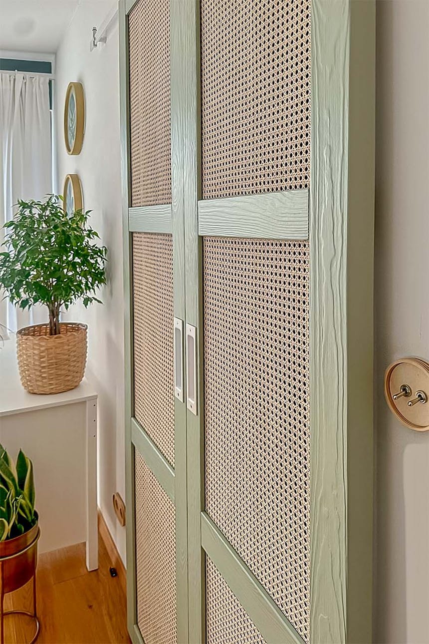 Tür mit salbeifarbenem Rahmen und Rattanfüllung