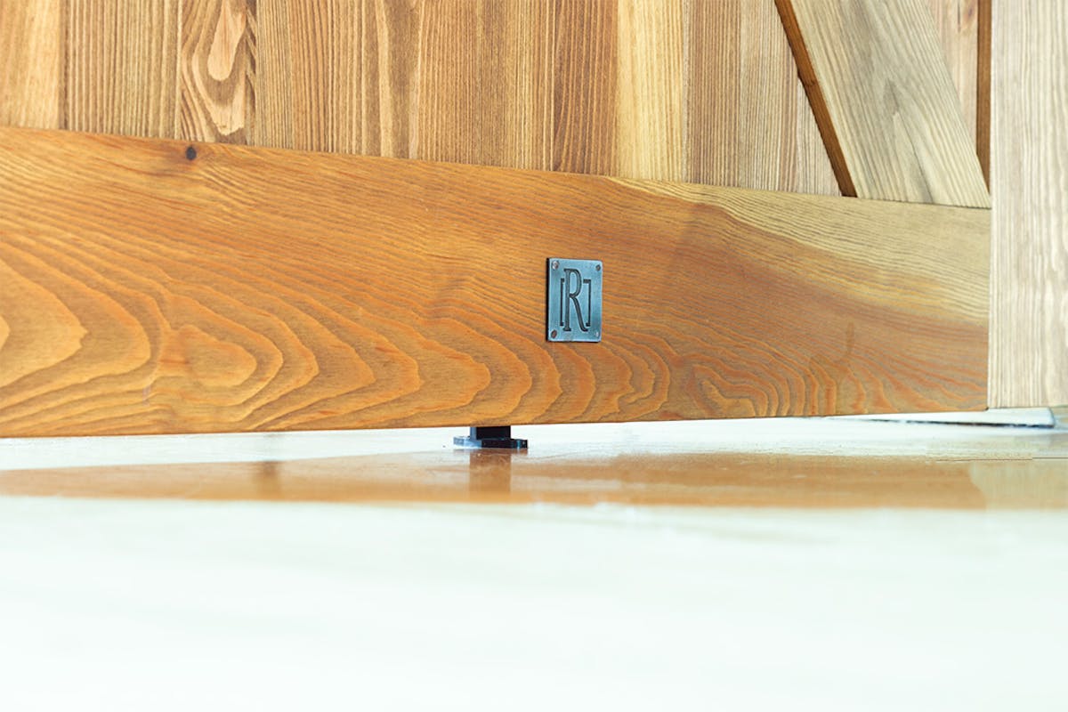 rustikale Holztür, Schiebetür aus gebürstetem Holz, barn door