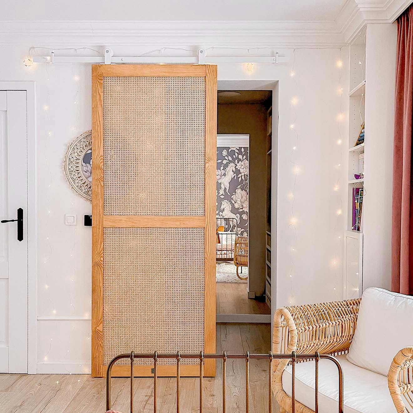 portes coulissantes en rotin pour une petite armoire