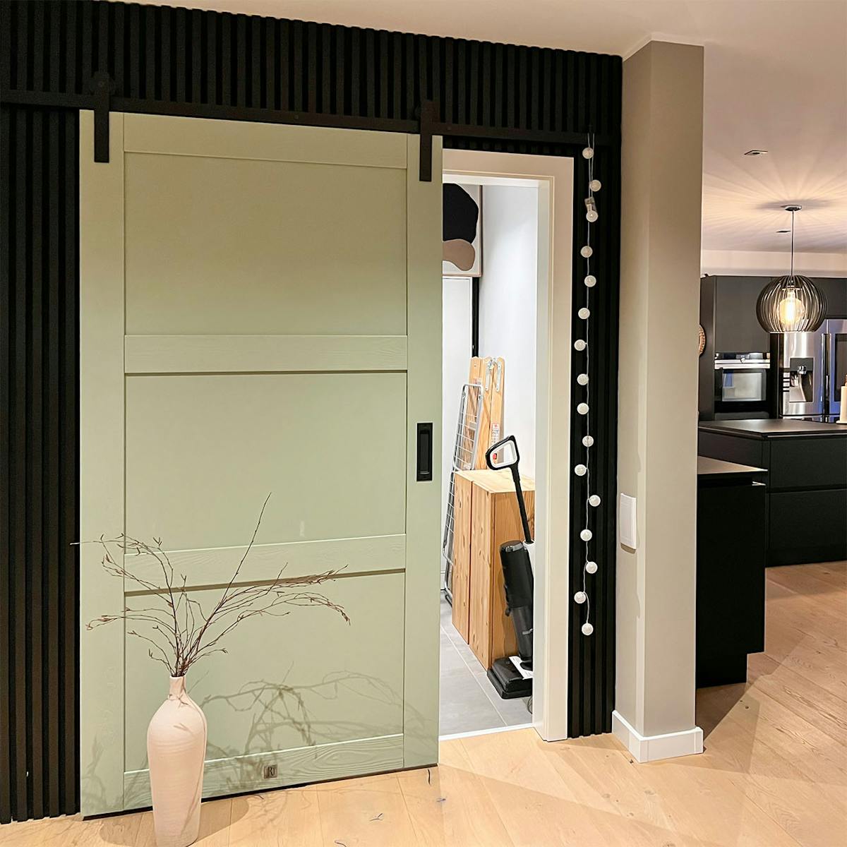 Salbeigrüne Schiebetüren für die Speisekammer