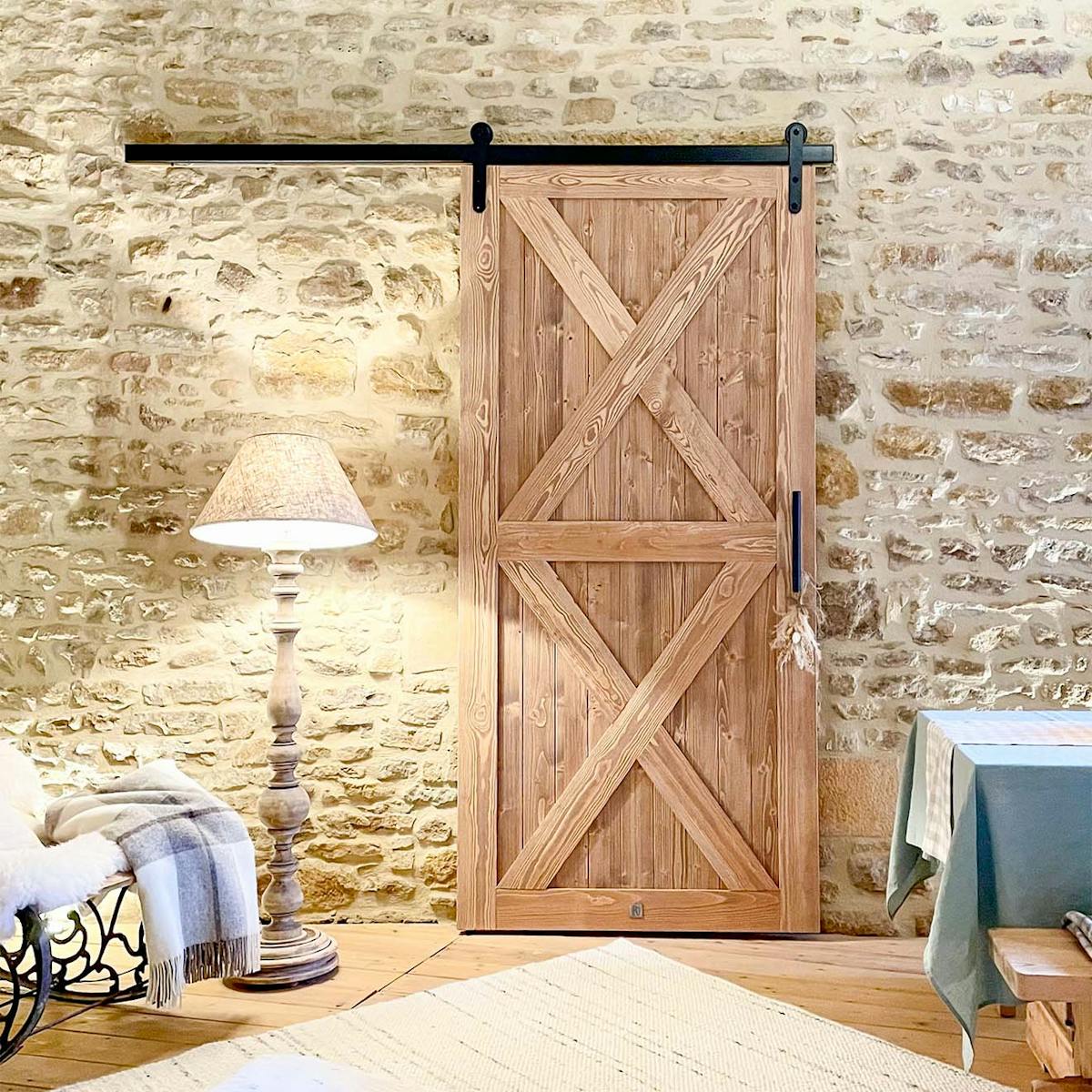 Holzschiebetüren an einer goldgelben Natursteinwand