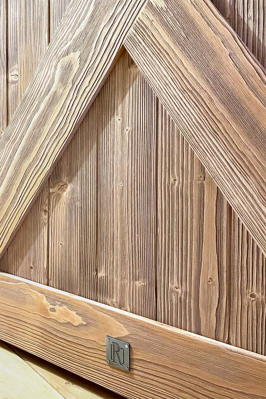 Schiebetüren aus Massivholz in natürlicher Farbe