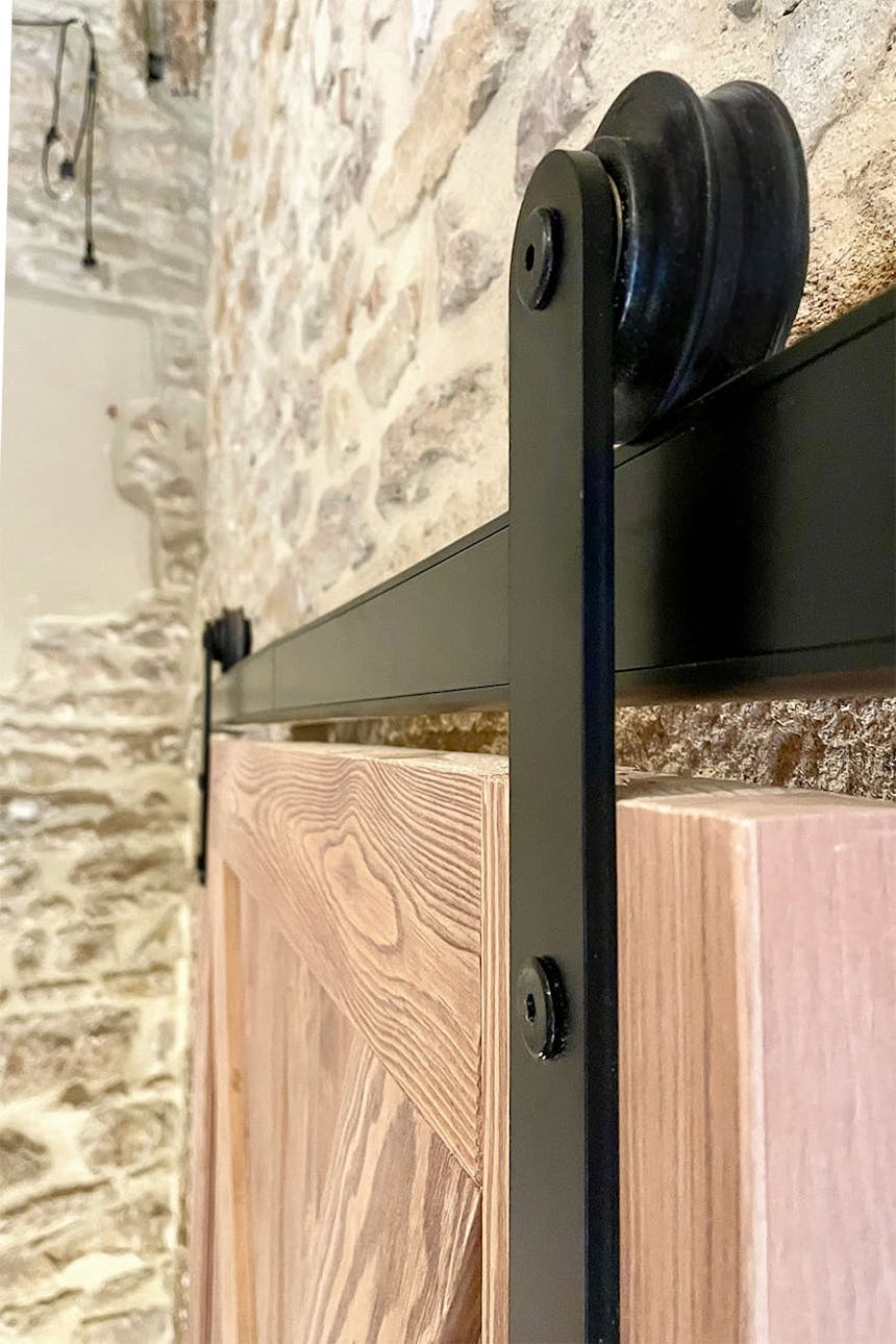 schwarzes Schiebesystem für Holztüren