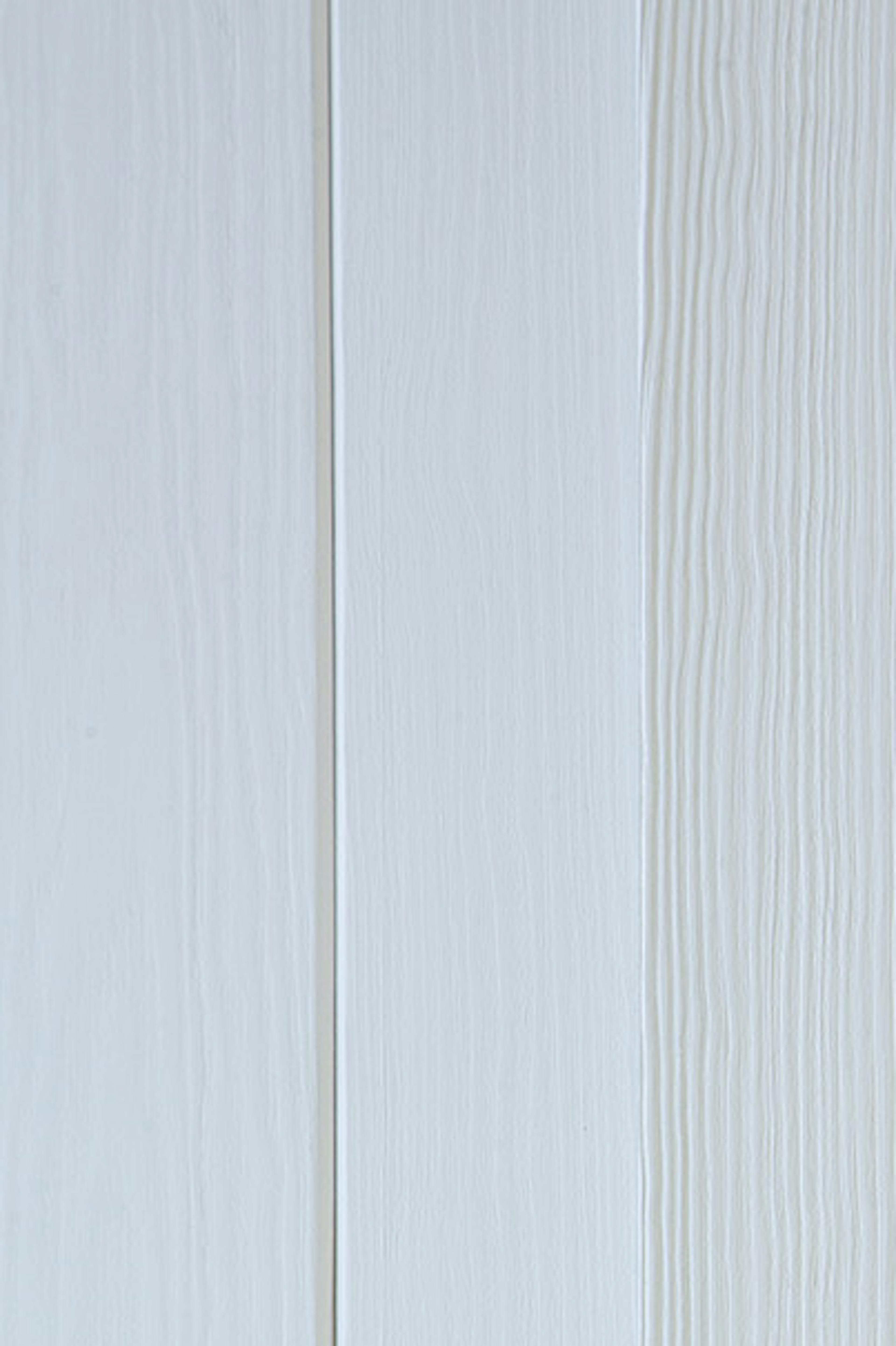 une porte en bois blanc entrouverte révélant un fragment de la salle de bain