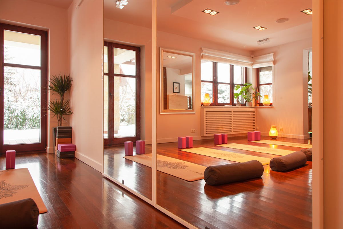 podwójne drzwi  z lustrem w aranżacji studia jogi