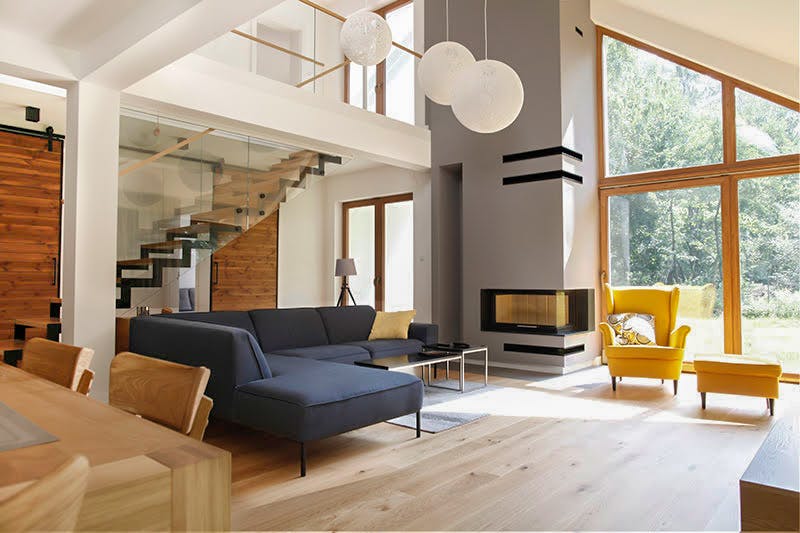 espace ouvert du salon dans une maison moderne