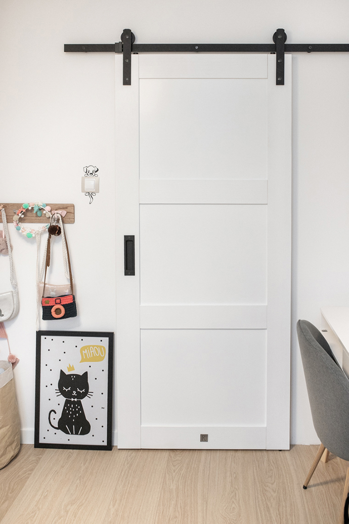Schiebetür im Wohnblock, Holzschiebetür, weiße Schiebetür, elegante Schiebetür, Schiebetür im Kinderzimmer, Schiebetür spart Platz, platzsparende Schiebetür, Dekorationen für das Mädchenzimmer