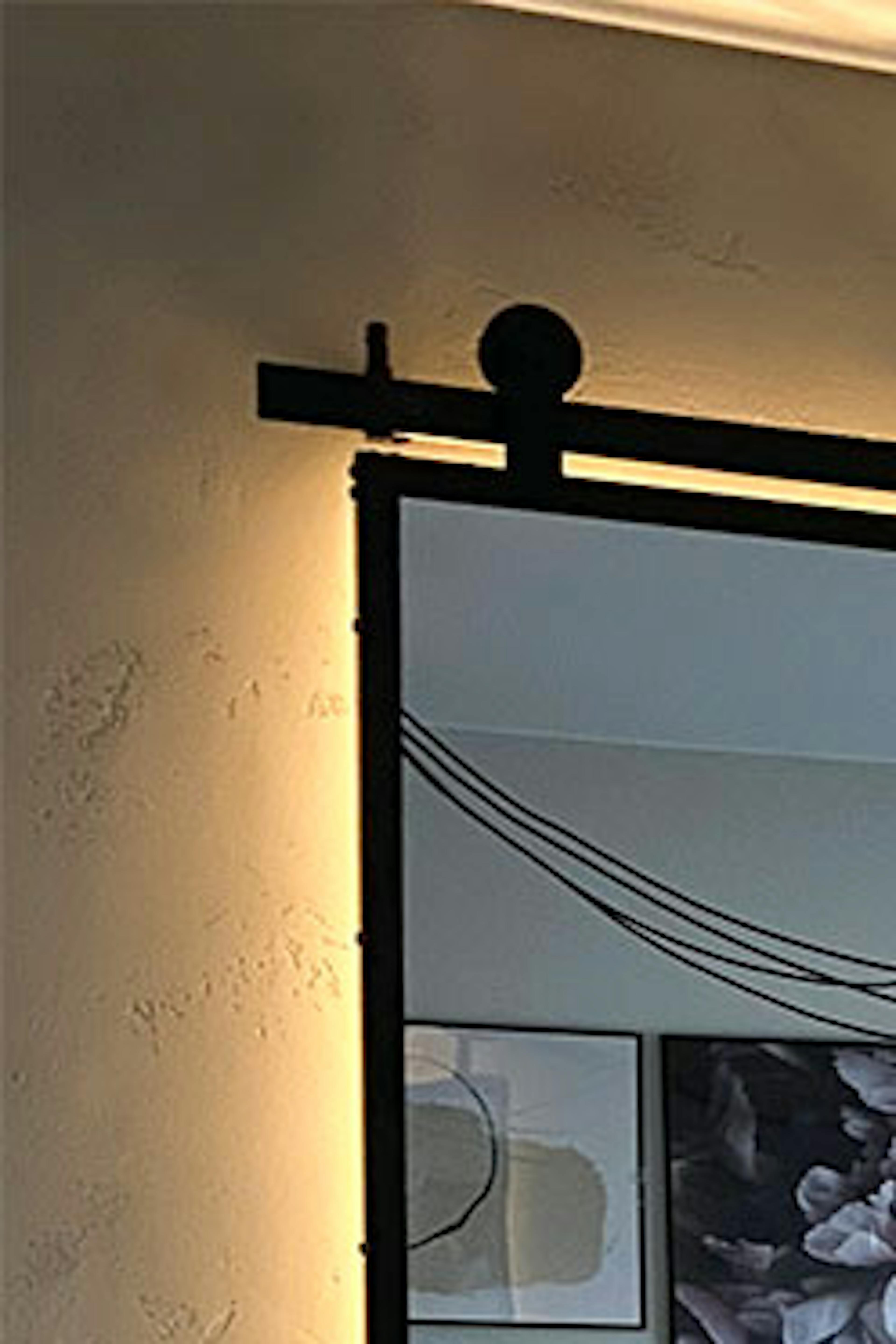 portes coulissantes avec un grand miroir dans un cadre métallique fermant une armoire en alcôve dans une chambre de style loft