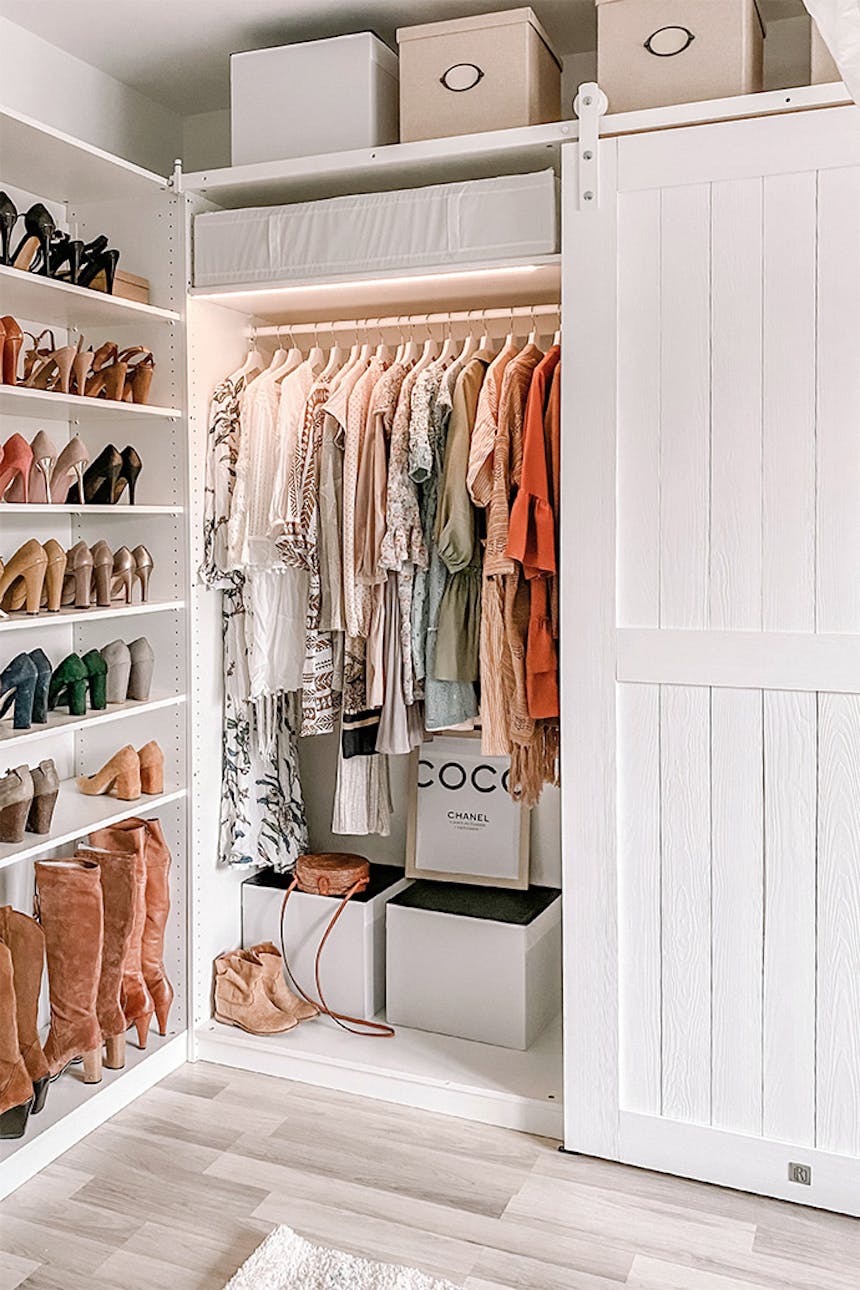 große weiße Kleiderschränke, Schiebetüren für den Kleiderschrank, weiße Regale für Schuhe, großer und heller begehbarer Kleiderschrank