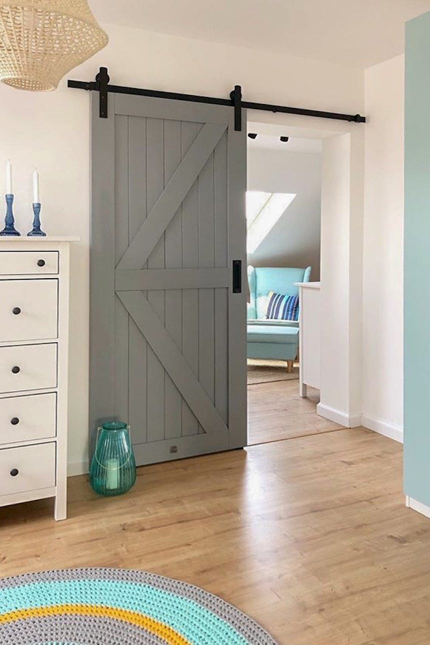 portes coulissantes grises de la chambre mansardée