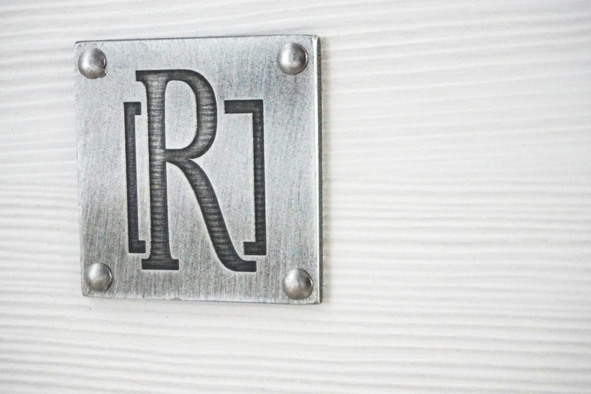 weiße Tür mit Spiegel, Holz tief gebürstet, Schiebetür