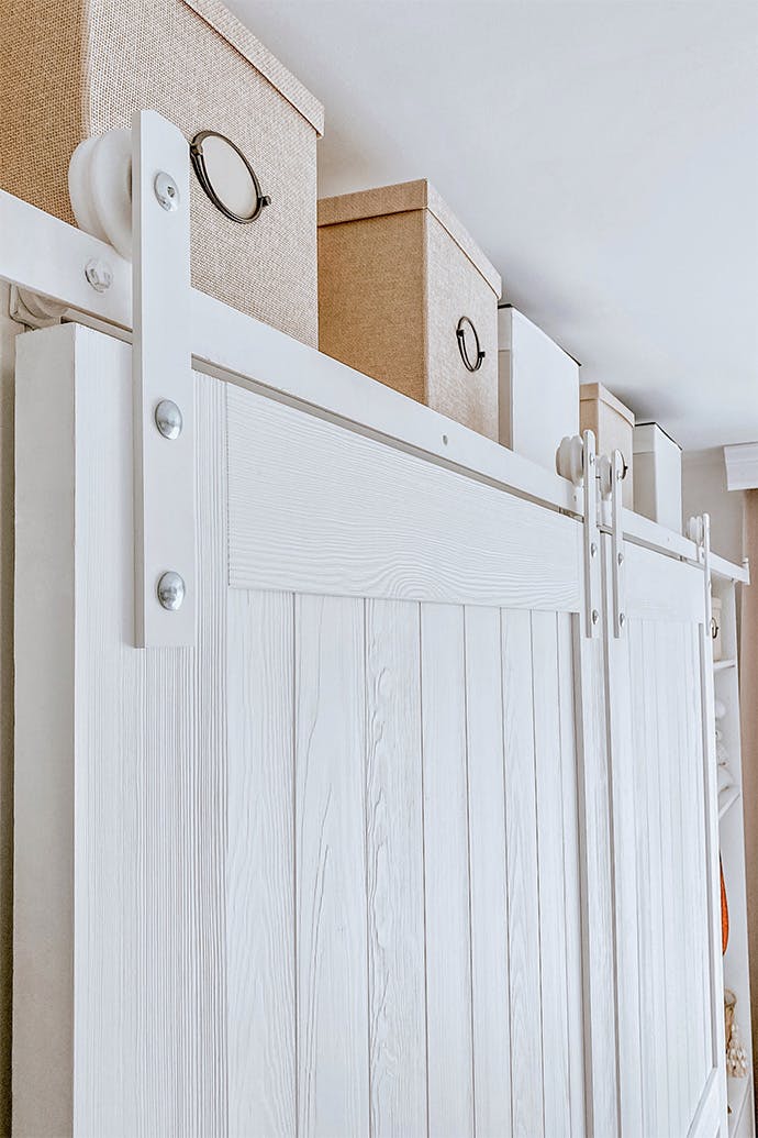 Portes en bois blanc sur système coulissant blanc