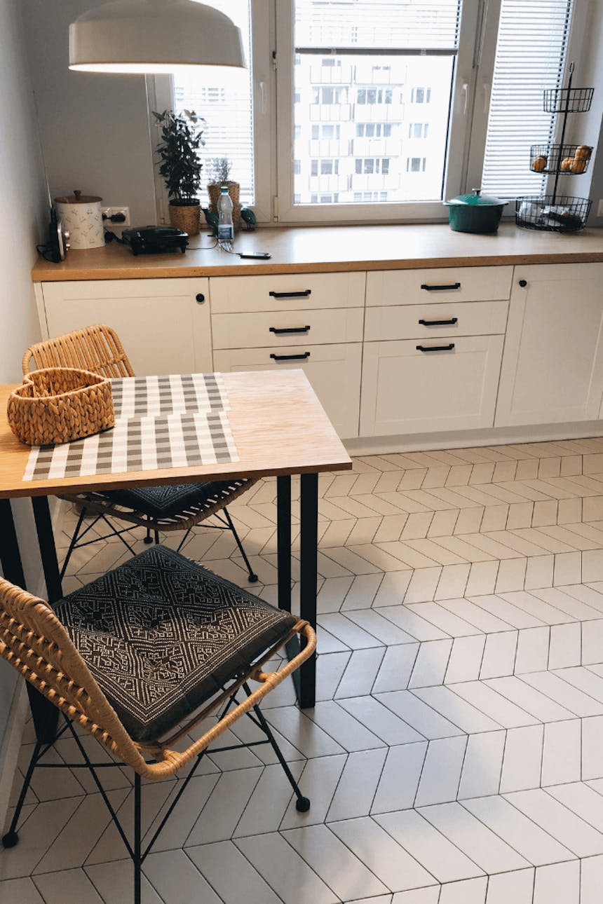 Industriezubehör in der Küche, Essecke in der Küche, Hängelampe über dem Tisch, durchbrochene Stühle für die Küche