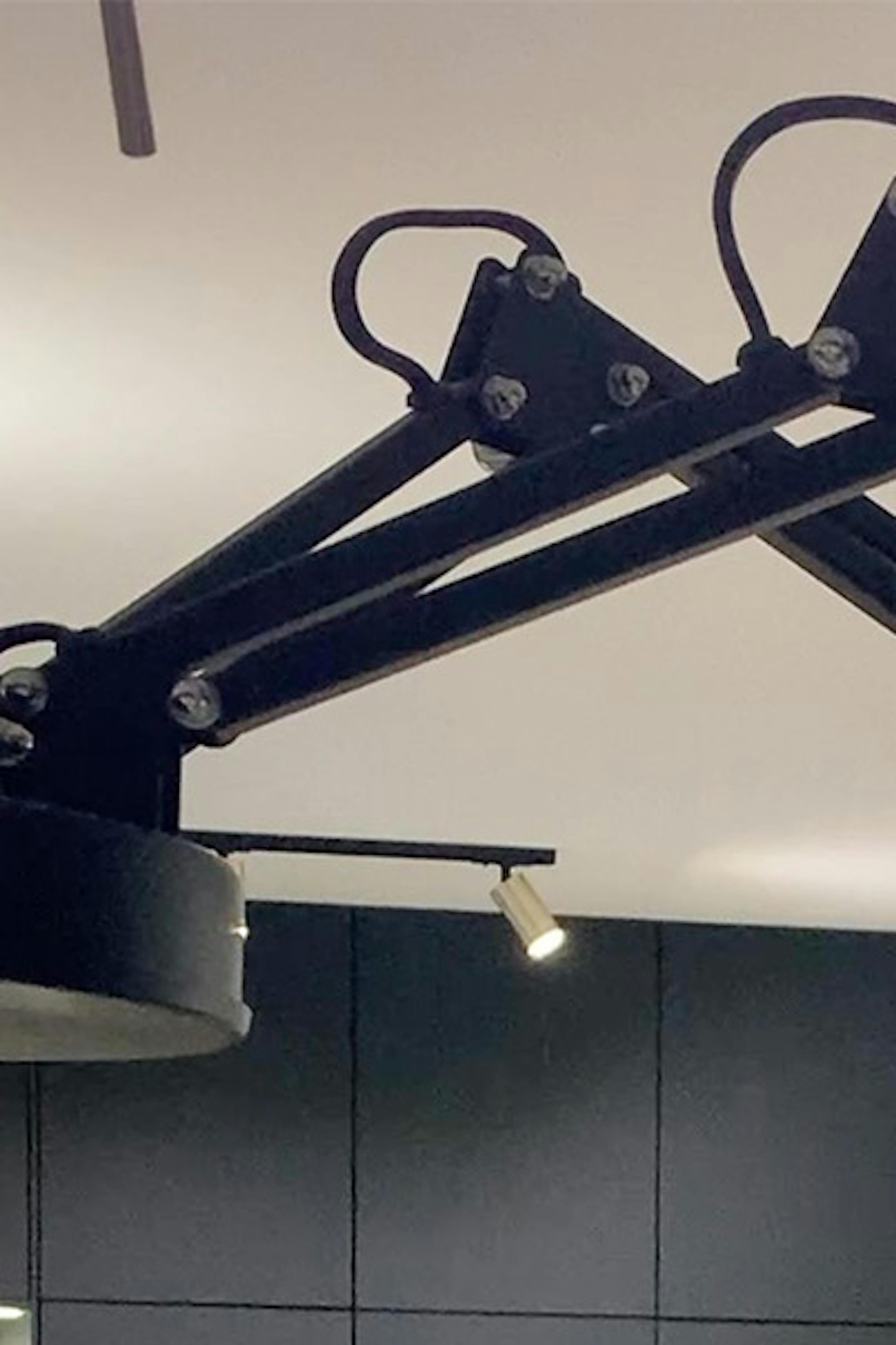 suspension industrielle noire et porte coulissante jaune dans un intérieur moderne